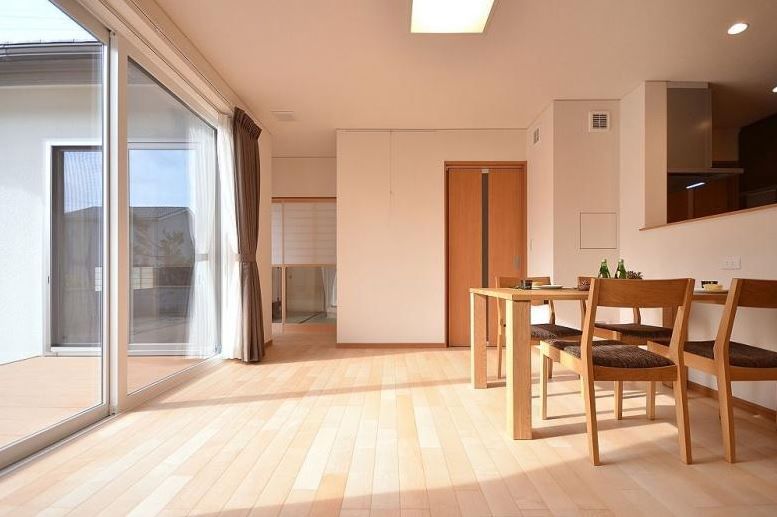 北新建工 【3000万円台前半/富山市/収納充実/家事導線】大きな窓で明るい空間。ウッドデッキを囲む家の建築実例画像2