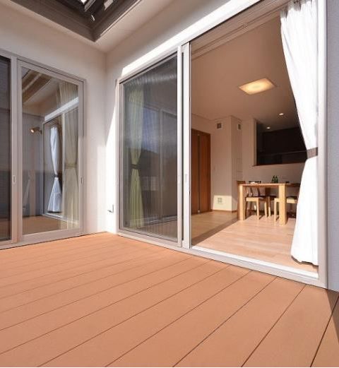 北新建工 【3000万円台前半/富山市/収納充実/家事導線】大きな窓で明るい空間。ウッドデッキを囲む家の建築実例画像4