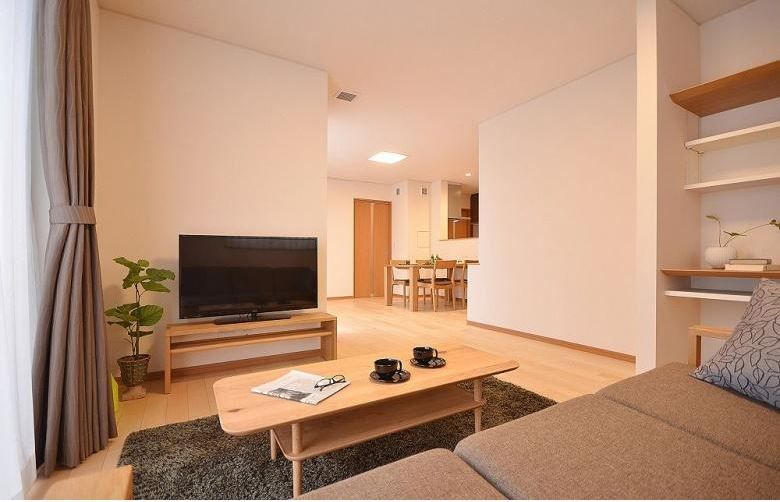 北新建工 【3000万円台前半/富山市/収納充実/家事導線】大きな窓で明るい空間。ウッドデッキを囲む家の建築実例画像5