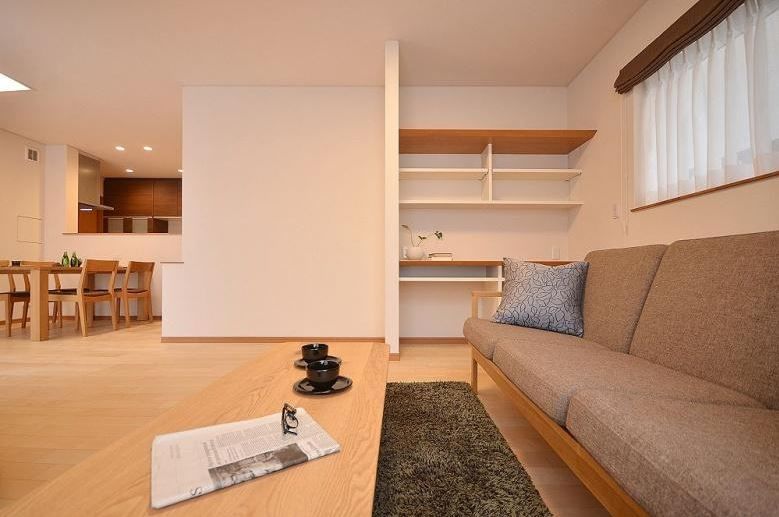 北新建工 【3000万円台前半/富山市/収納充実/家事導線】大きな窓で明るい空間。ウッドデッキを囲む家の建築実例画像6