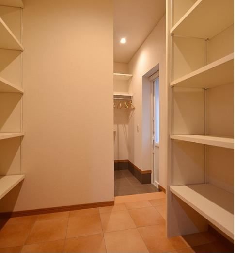 北新建工 【3000万円台前半/富山市/収納充実/家事導線】大きな窓で明るい空間。ウッドデッキを囲む家の建築実例画像8