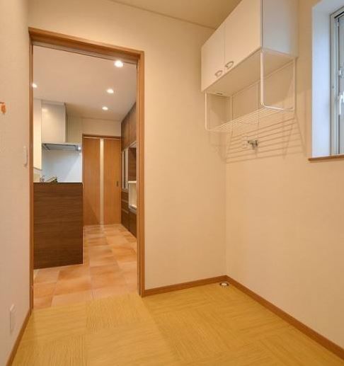 北新建工 【3000万円台前半/富山市/収納充実/家事導線】大きな窓で明るい空間。ウッドデッキを囲む家の建築実例画像9