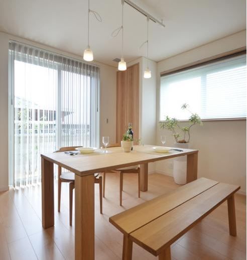 北新建工 【富山市/ウッドデッキ/収納充実/和室】ダイニングベンチが似合う、家族とつながれる高気密・高断熱の家の建築実例画像2