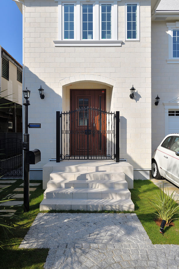 セルコホーム　横浜支店 【吹抜け/ビルトインガレージ/小屋裏収納】アイアンゲートが印象的なモダンフレンチスタイルの美しい家の建築実例画像7