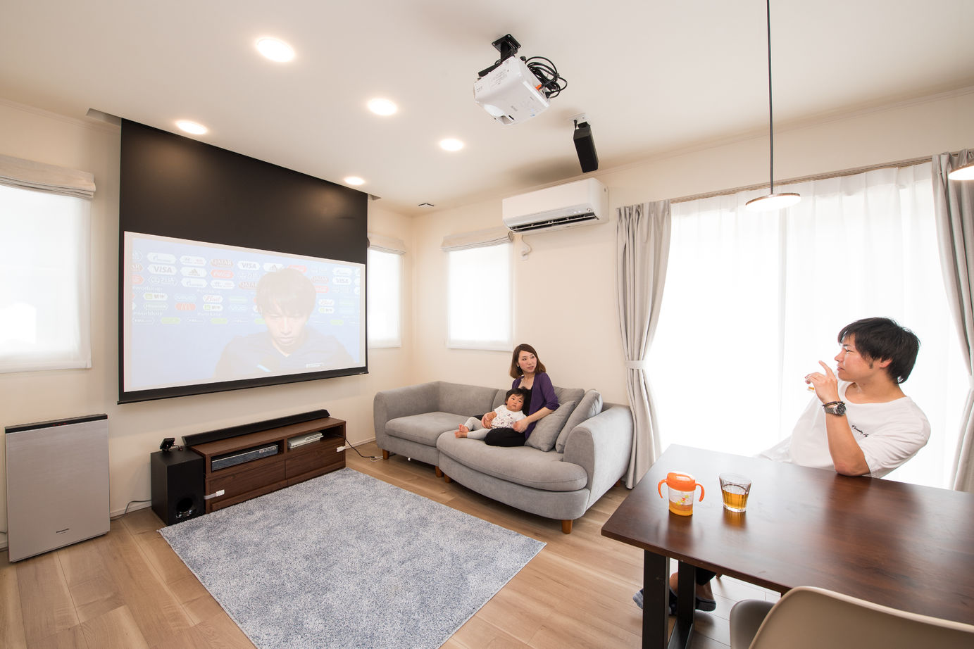 アルプスピアホーム ホームシアターの実現！大画面のスクリーンで映画鑑賞。「自分たちサイズで暮らす家」の建築実例画像2