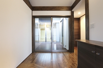 相馬建設 【ウッドデッキ付和モダン二世帯住宅】二世帯で暮らす上での動線や、将来も考えた間取り。【LIVIA】の建築実例画像2