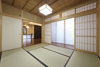 相馬建設 【ウッドデッキ付和モダン二世帯住宅】二世帯で暮らす上での動線や、将来も考えた間取り。【LIVIA】の建築実例画像3