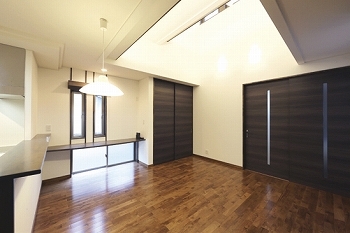 相馬建設 【ウッドデッキ付和モダン二世帯住宅】二世帯で暮らす上での動線や、将来も考えた間取り。【LIVIA】の建築実例画像4