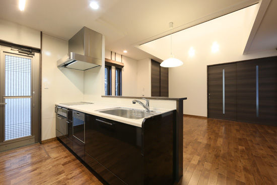 相馬建設 【ウッドデッキ付和モダン二世帯住宅】二世帯で暮らす上での動線や、将来も考えた間取り。【LIVIA】の建築実例画像6