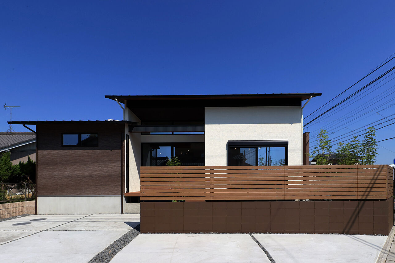 相馬建設 【間取図有｜2500～2999万円｜ウッドデッキ｜吹抜｜WIC】南国リゾートの別荘みたいな非日常感を楽しむ家の建築実例画像2