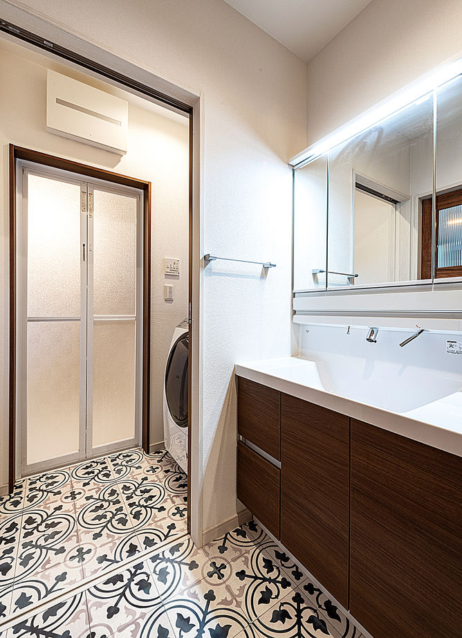 辰巳住宅 【間取り図あり/和室＋ホームシアター】洋風×吹き抜けのくつろぎ空間の建築実例画像8