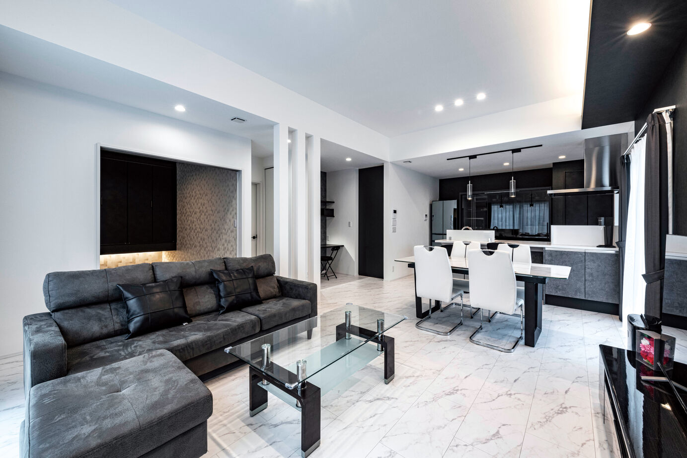 辰巳住宅 【間取り図あり/３LDK＋和室】間接照明が彩る平屋の建築実例画像2