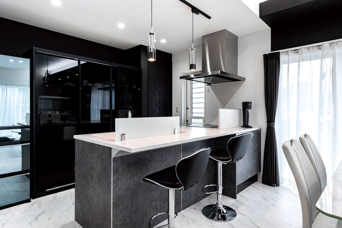 辰巳住宅 【間取り図あり/３LDK＋和室】間接照明が彩る平屋の建築実例画像4