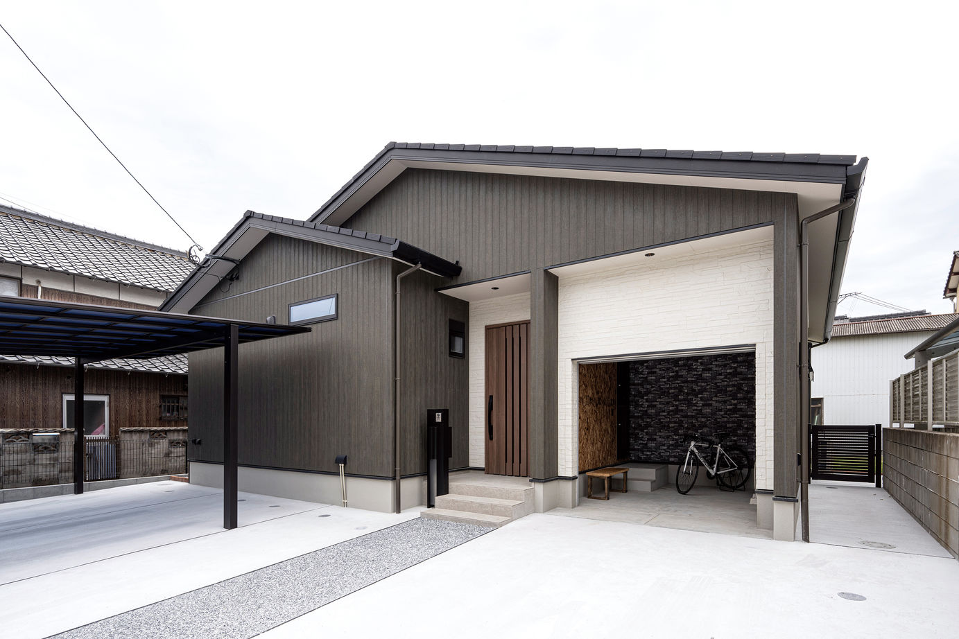 辰巳住宅 【ガレージ×平屋】こだわりの設備と空間で愛犬も快適な平屋の建築実例画像1