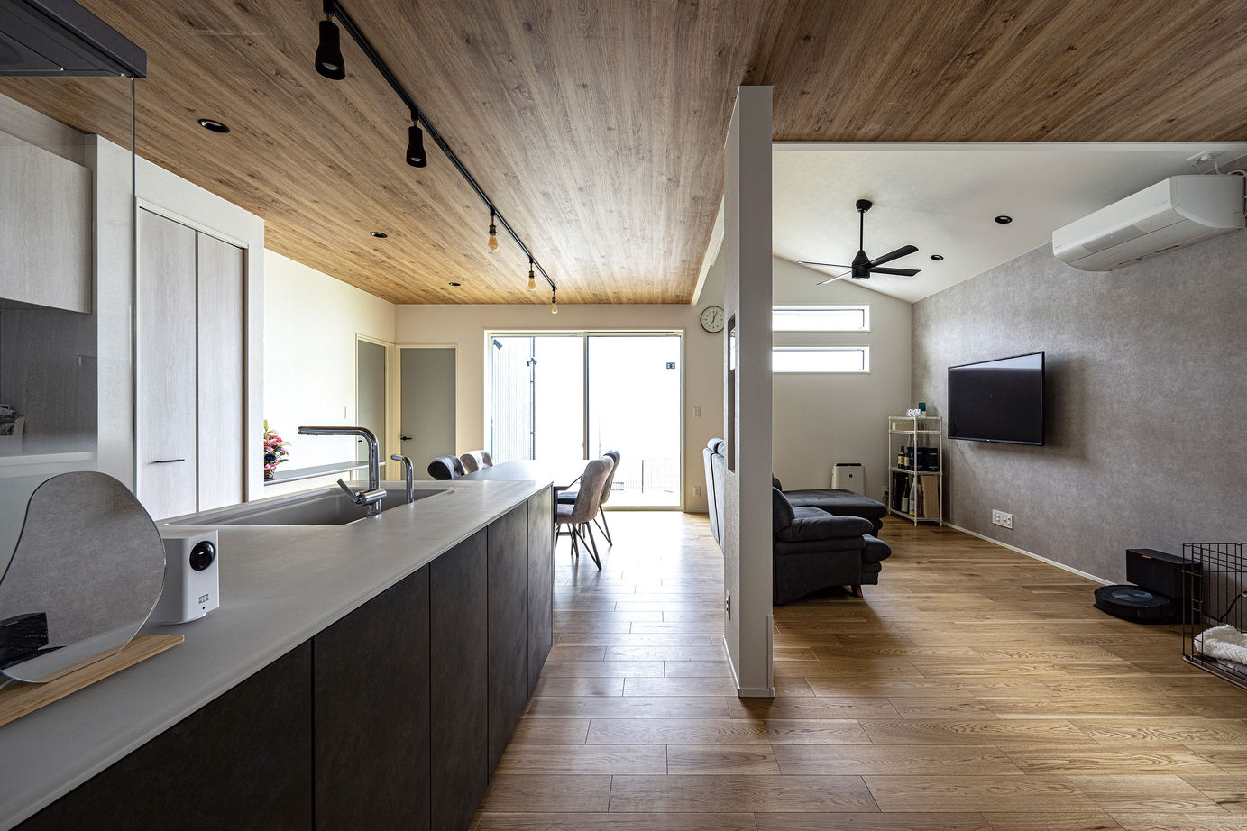 辰巳住宅 【ガレージ×平屋】こだわりの設備と空間で愛犬も快適な平屋の建築実例画像2