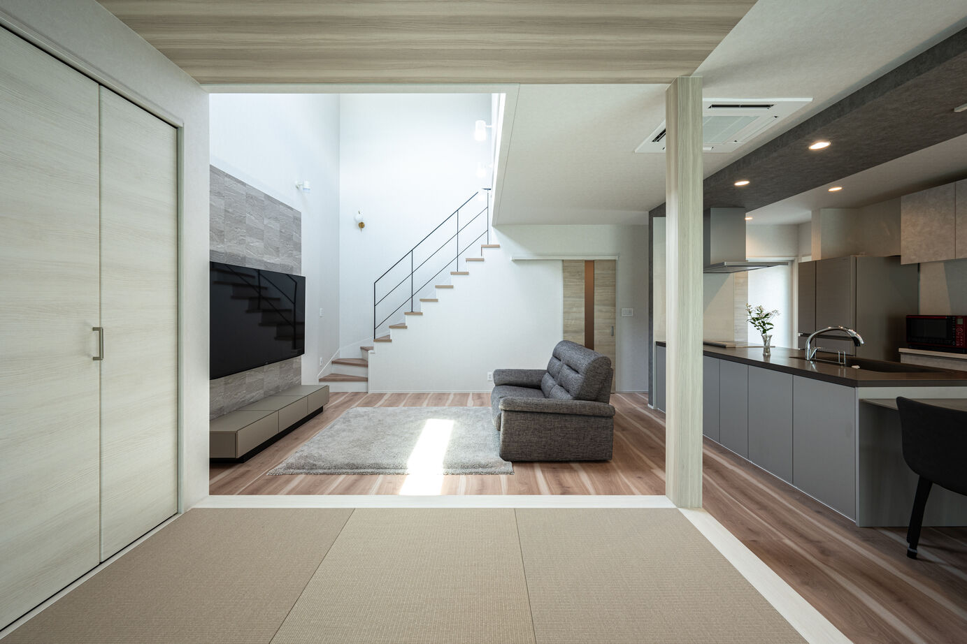 辰巳住宅 【広々90坪以上】芝庭と吹き抜けリビングの家の建築実例画像5