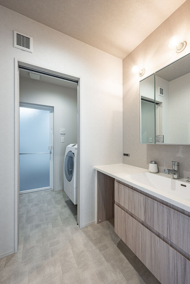 辰巳住宅 【広々90坪以上】芝庭と吹き抜けリビングの家の建築実例画像8