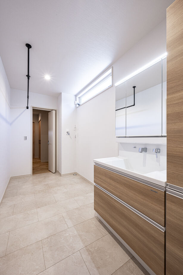 辰巳住宅 【木の温もり感じる ホワイトナチュラルハウス】間取り図有/ランドリールーム/DENの建築実例画像7