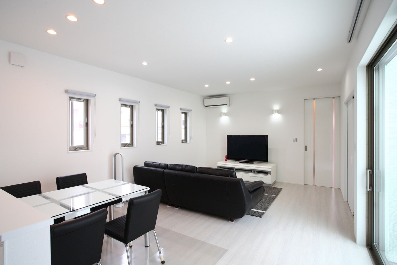 パナソニックビルダーズグループ　芙蓉ホーム 【2000万円台/3LDK/平屋/35.1坪/大容量の納戸/ビルトインガレージ/白のシンプルモダン】の建築実例画像3