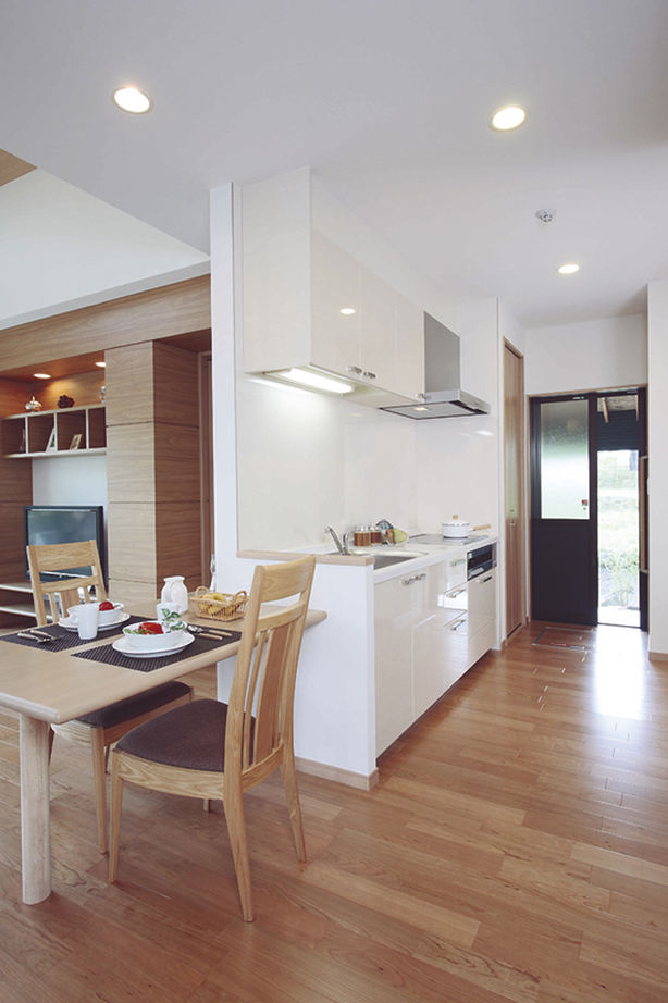 パナソニックビルダーズグループ　芙蓉ホーム 【～1499万円/30.2坪/大屋根/リビング勾配天井/インナーガレージ/玄関ホールデザイン壁】晩年を快適に過ごす夫婦理想の住まいの建築実例画像3