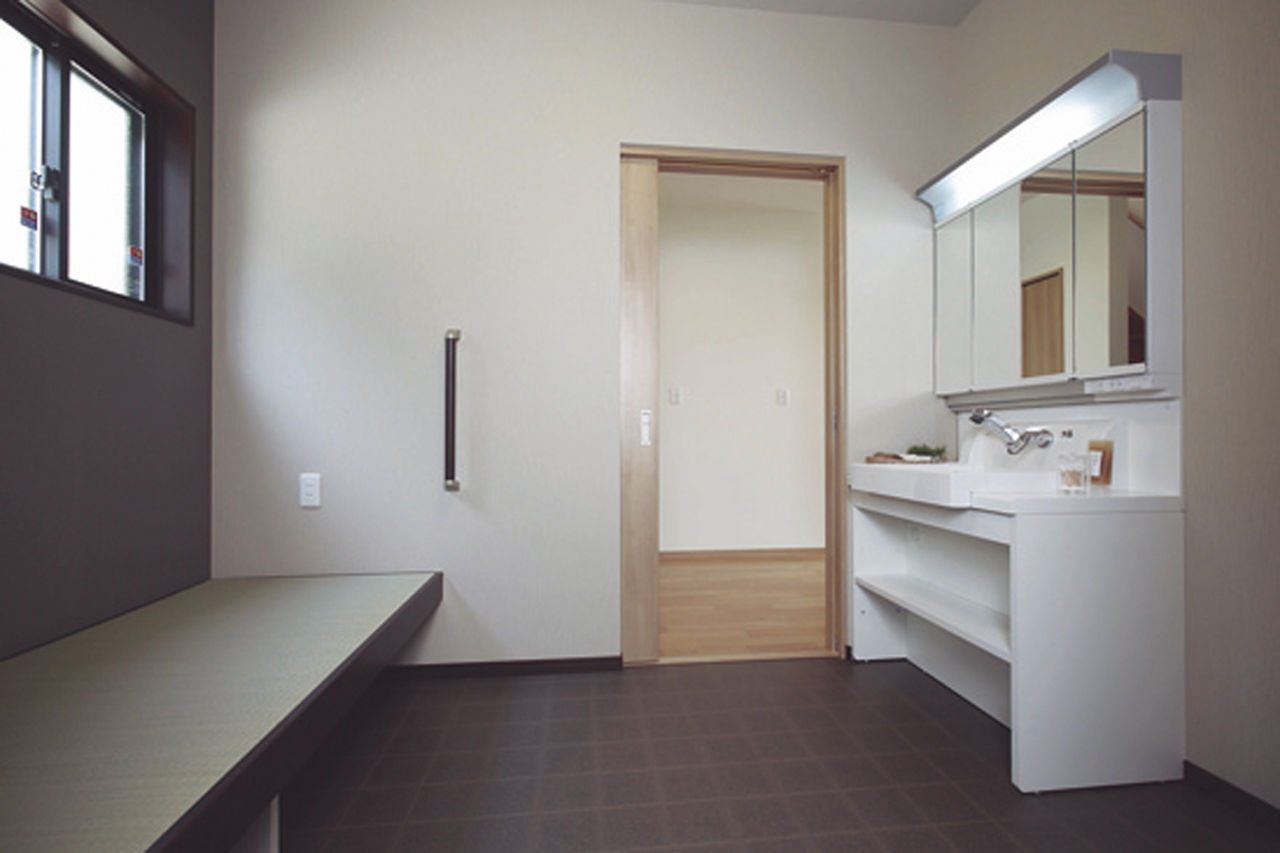 パナソニックビルダーズグループ　芙蓉ホーム 【～1499万円/30.2坪/大屋根/リビング勾配天井/インナーガレージ/玄関ホールデザイン壁】晩年を快適に過ごす夫婦理想の住まいの建築実例画像5