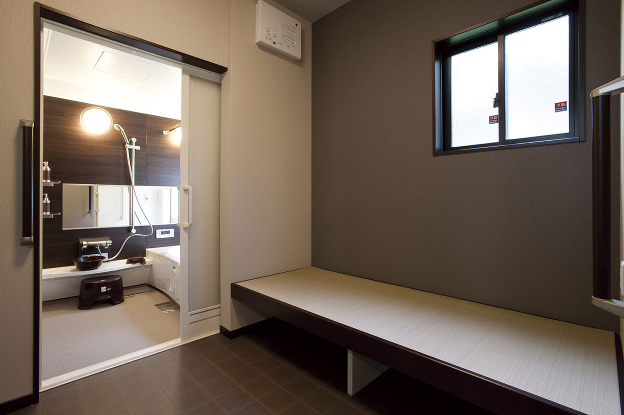 パナソニックビルダーズグループ　芙蓉ホーム 【～1499万円/30.2坪/大屋根/リビング勾配天井/インナーガレージ/玄関ホールデザイン壁】晩年を快適に過ごす夫婦理想の住まいの建築実例画像6