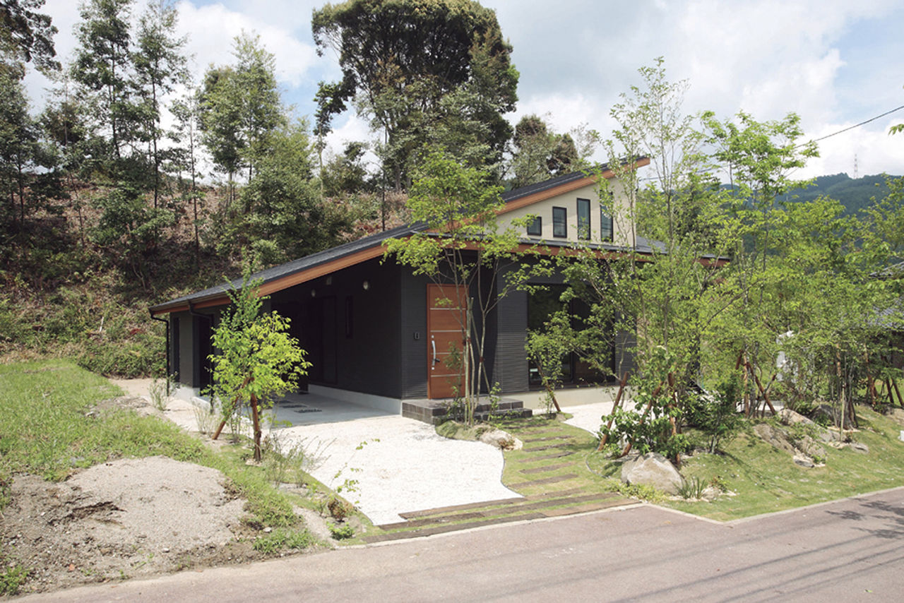 パナソニックビルダーズグループ　芙蓉ホーム 【～1499万円/30.2坪/大屋根/リビング勾配天井/インナーガレージ/玄関ホールデザイン壁】晩年を快適に過ごす夫婦理想の住まいの建築実例画像9