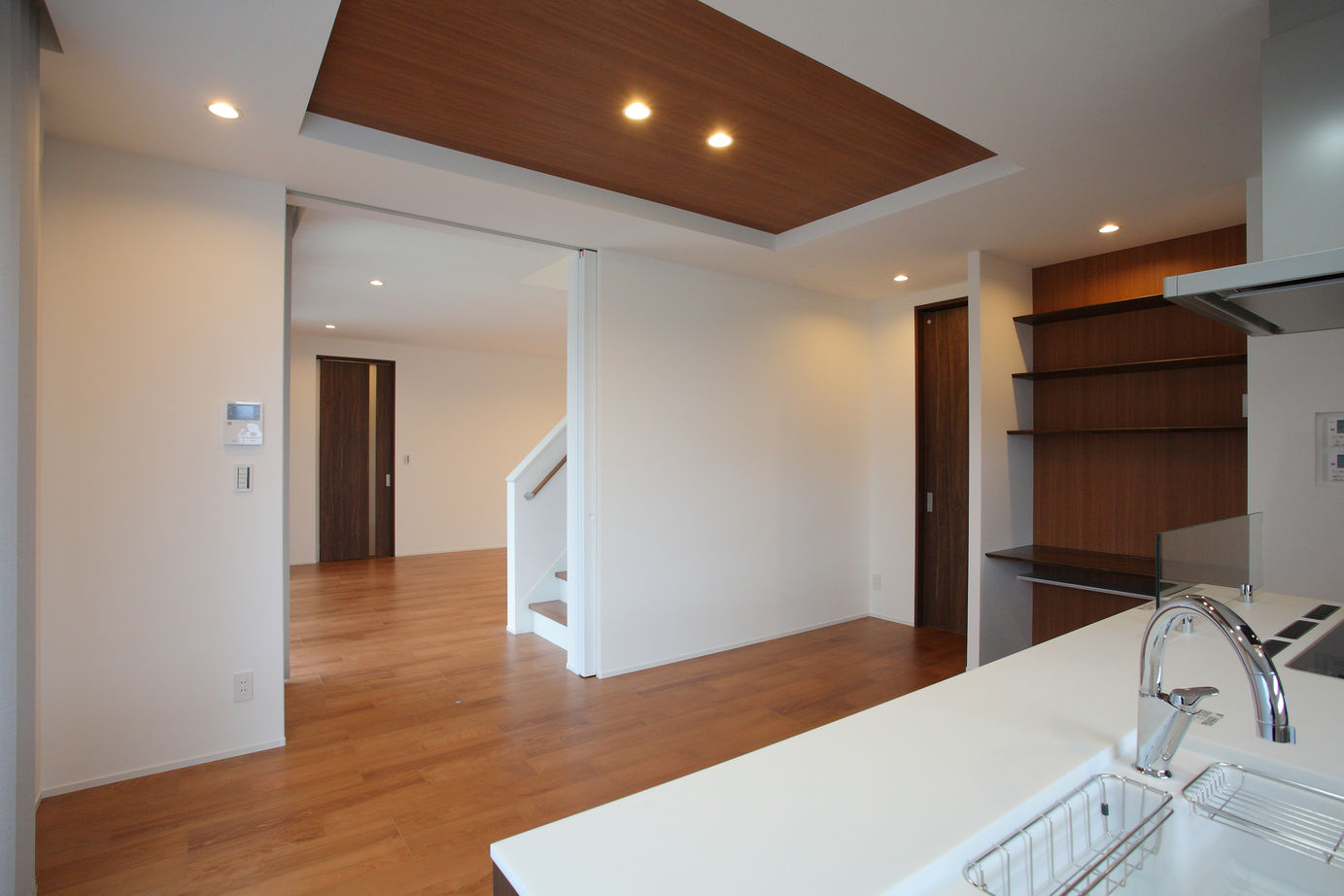 パナソニックビルダーズグループ　芙蓉ホーム 【2000万円台/4LDK/LDK30帖/書斎コーナー/折り上げ天井/オープンキッチン】の建築実例画像2