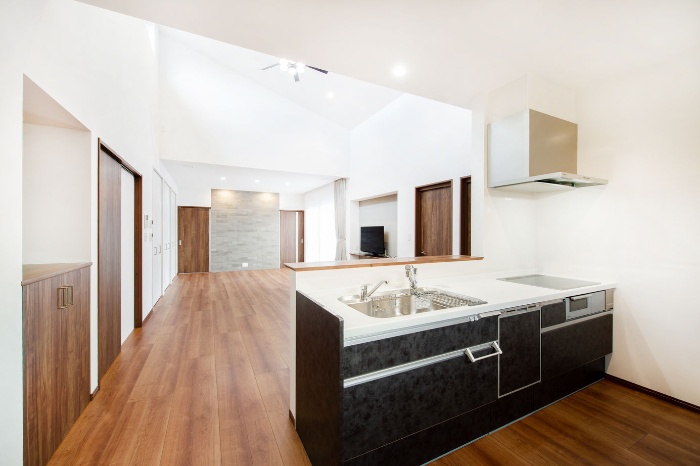 パナソニックビルダーズグループ　芙蓉ホーム 【2000万円台/リビング勾配天井/LDK24帖/大容量壁面収納/コの字型テラス/平屋/35.2坪】の建築実例画像2