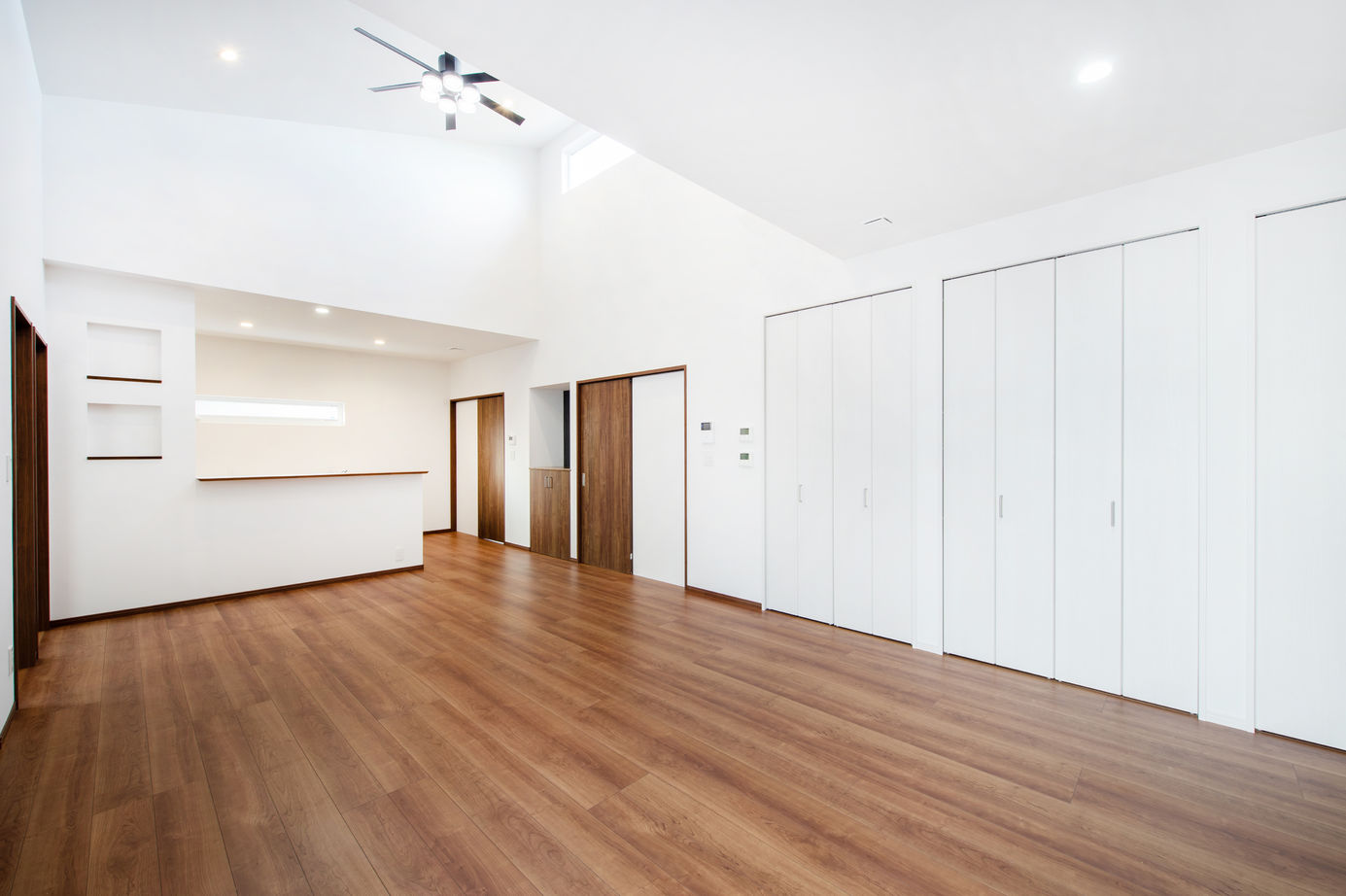 パナソニックビルダーズグループ　芙蓉ホーム 【2000万円台/リビング勾配天井/LDK24帖/大容量壁面収納/コの字型テラス/平屋/35.2坪】の建築実例画像3