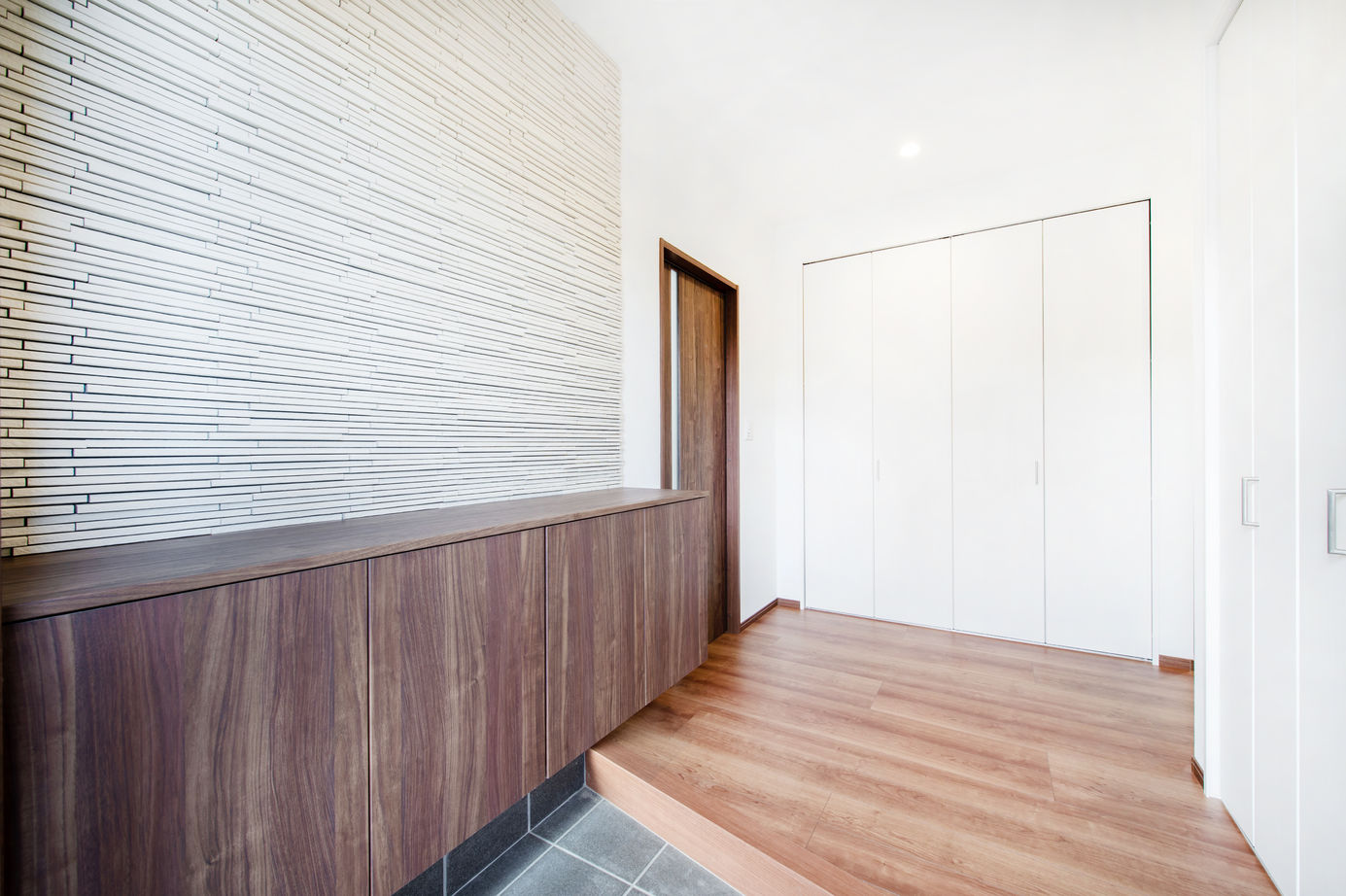 パナソニックビルダーズグループ　芙蓉ホーム 【2000万円台/リビング勾配天井/LDK24帖/大容量壁面収納/コの字型テラス/平屋/35.2坪】の建築実例画像4