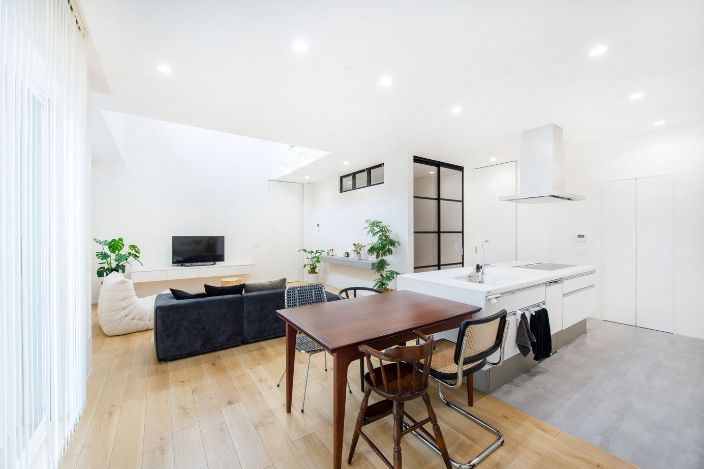 パナソニックビルダーズグループ　芙蓉ホーム 【2000万円台/突板フロア/2階建て/吹抜け/ファミクロ/アイランドキッチン/アイアン手摺/ランドリースペース】の建築実例画像2