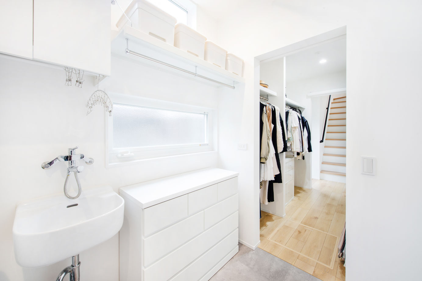 パナソニックビルダーズグループ　芙蓉ホーム 【2000万円台/突板フロア/2階建て/吹抜け/ファミクロ/アイランドキッチン/アイアン手摺/ランドリースペース】の建築実例画像4