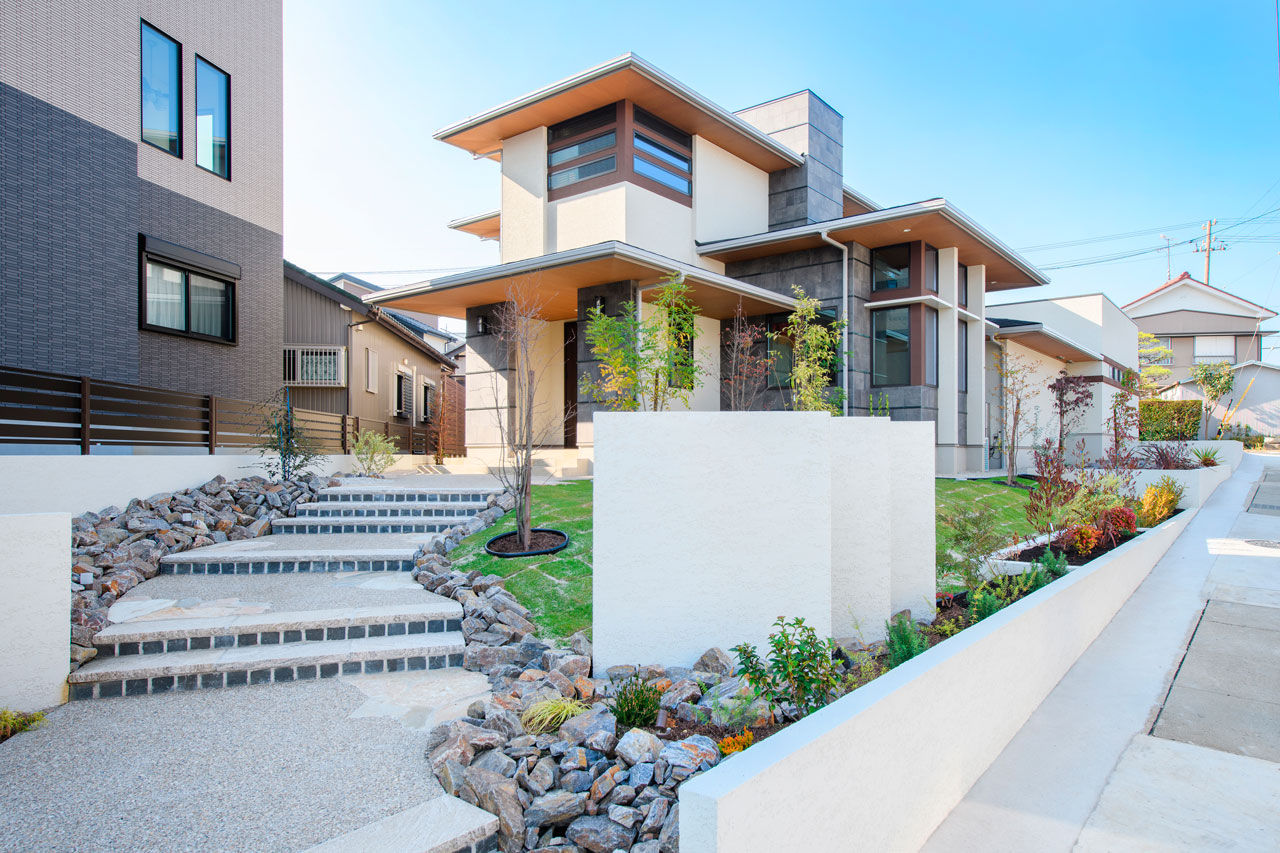 ロイヤルウッド 【62坪×螺旋階段×ガレージ｜間取り有】ご近所の噂になる外観。「サブ玄関で動線短縮。子育てがラクです」の建築実例画像2