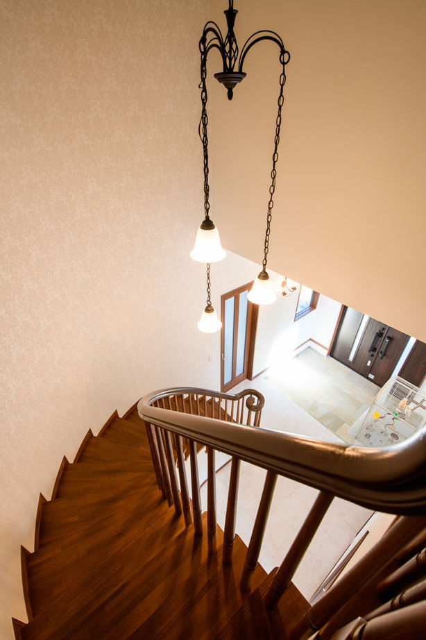 ロイヤルウッド 【62坪×螺旋階段×ガレージ｜間取り有】ご近所の噂になる外観。「サブ玄関で動線短縮。子育てがラクです」の建築実例画像5