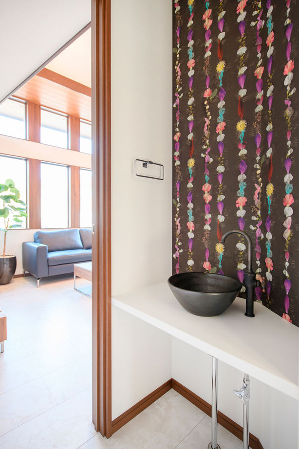 ロイヤルウッド 【62坪×螺旋階段×ガレージ｜間取り有】ご近所の噂になる外観。「サブ玄関で動線短縮。子育てがラクです」の建築実例画像6