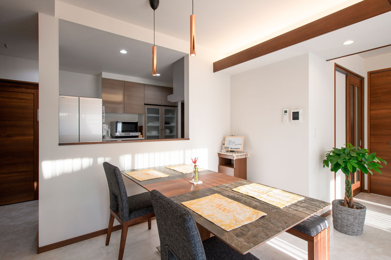 ロイヤルウッド 【62坪×螺旋階段×ガレージ｜間取り有】ご近所の噂になる外観。「サブ玄関で動線短縮。子育てがラクです」の建築実例画像9