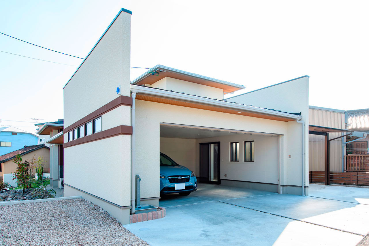 ロイヤルウッド 【62坪×螺旋階段×ガレージ｜間取り有】ご近所の噂になる外観。「サブ玄関で動線短縮。子育てがラクです」の建築実例画像10