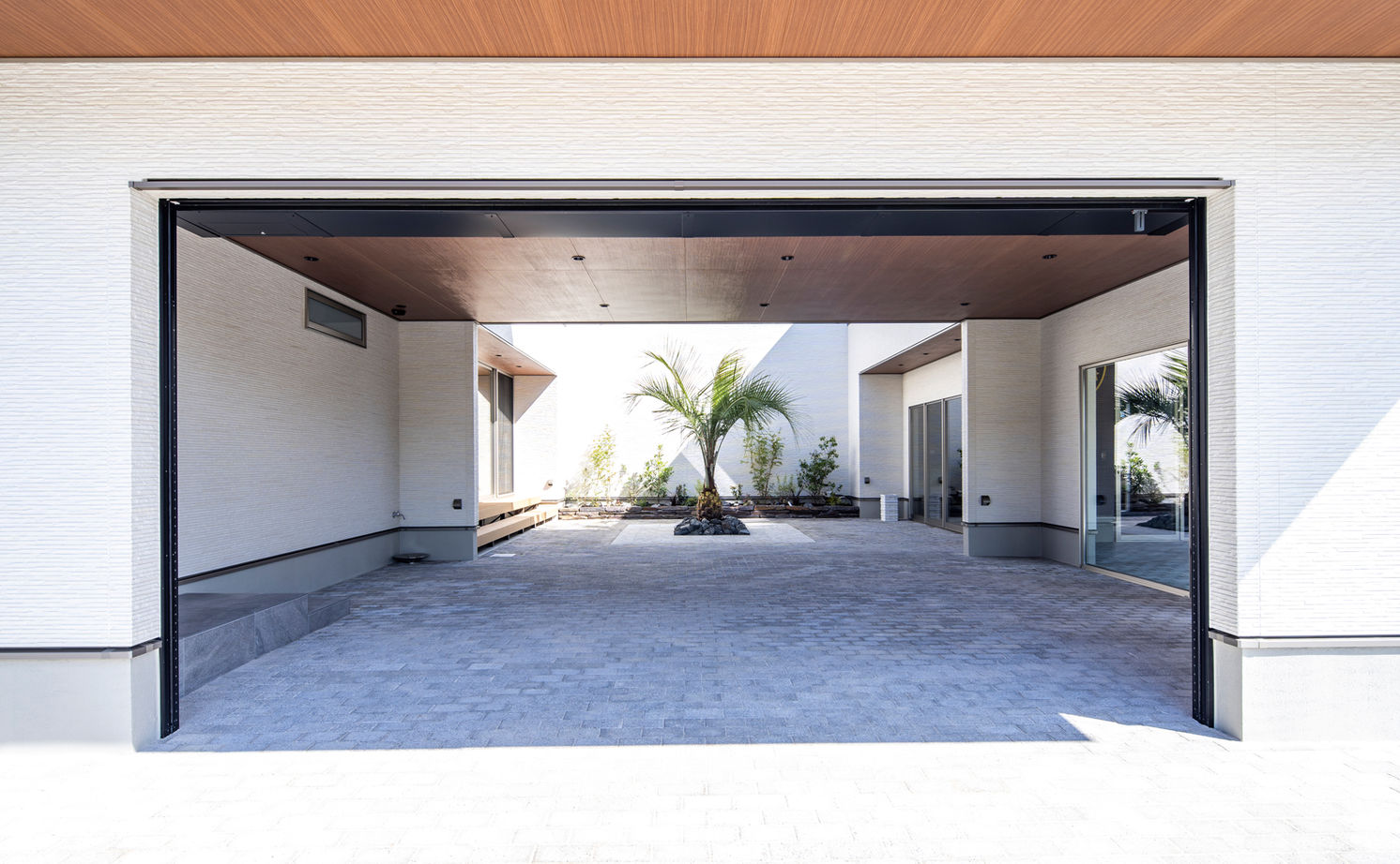 ロイヤルウッド 【100坪超×中庭×インナーガレージ】木造で4台分ガレージハウスと大開口を実現。一歩入ると圧倒的な開放感の建築実例画像2