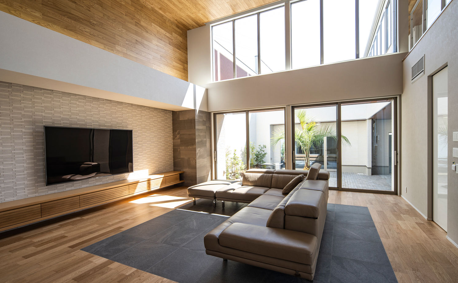 ロイヤルウッド 【100坪超×中庭×インナーガレージ】木造で4台分ガレージハウスと大開口を実現。一歩入ると圧倒的な開放感の建築実例画像3