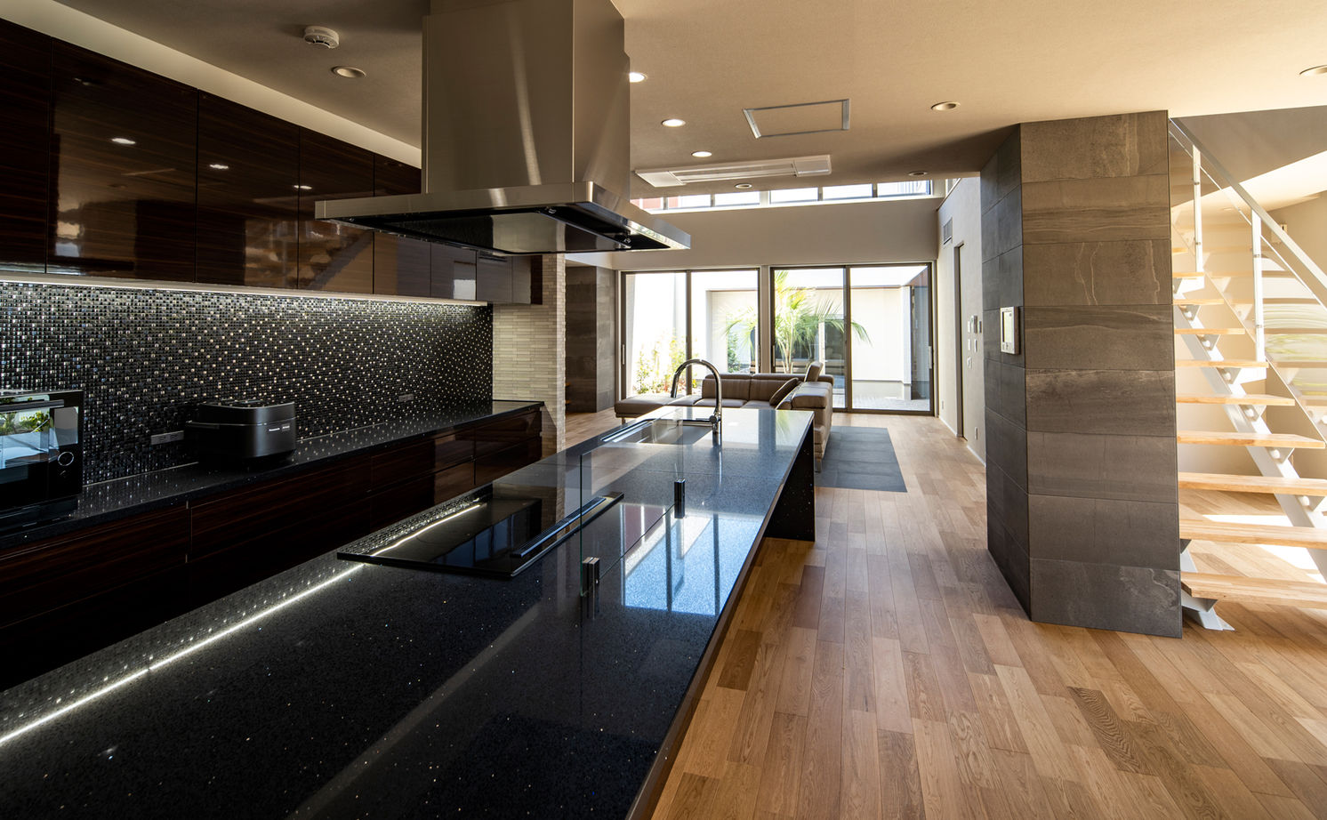 ロイヤルウッド 【100坪超×中庭×インナーガレージ】木造で4台分ガレージハウスと大開口を実現。一歩入ると圧倒的な開放感の建築実例画像4