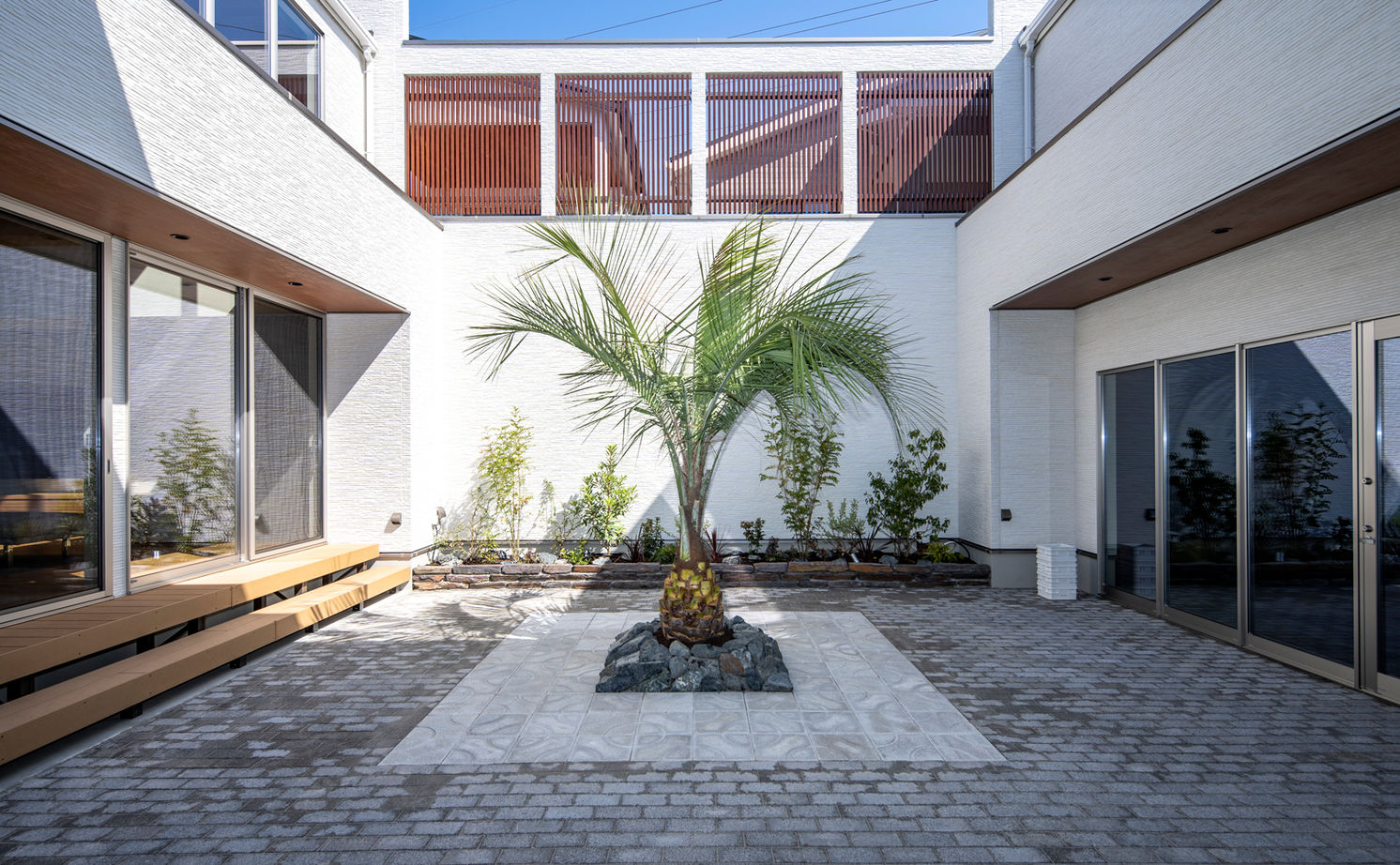 ロイヤルウッド 【100坪超×中庭×インナーガレージ】木造で4台分ガレージハウスと大開口を実現。一歩入ると圧倒的な開放感の建築実例画像5