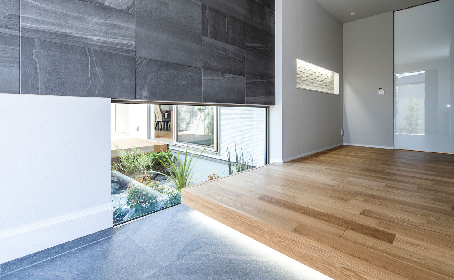 ロイヤルウッド 【100坪超×中庭×インナーガレージ】木造で4台分ガレージハウスと大開口を実現。一歩入ると圧倒的な開放感の建築実例画像7