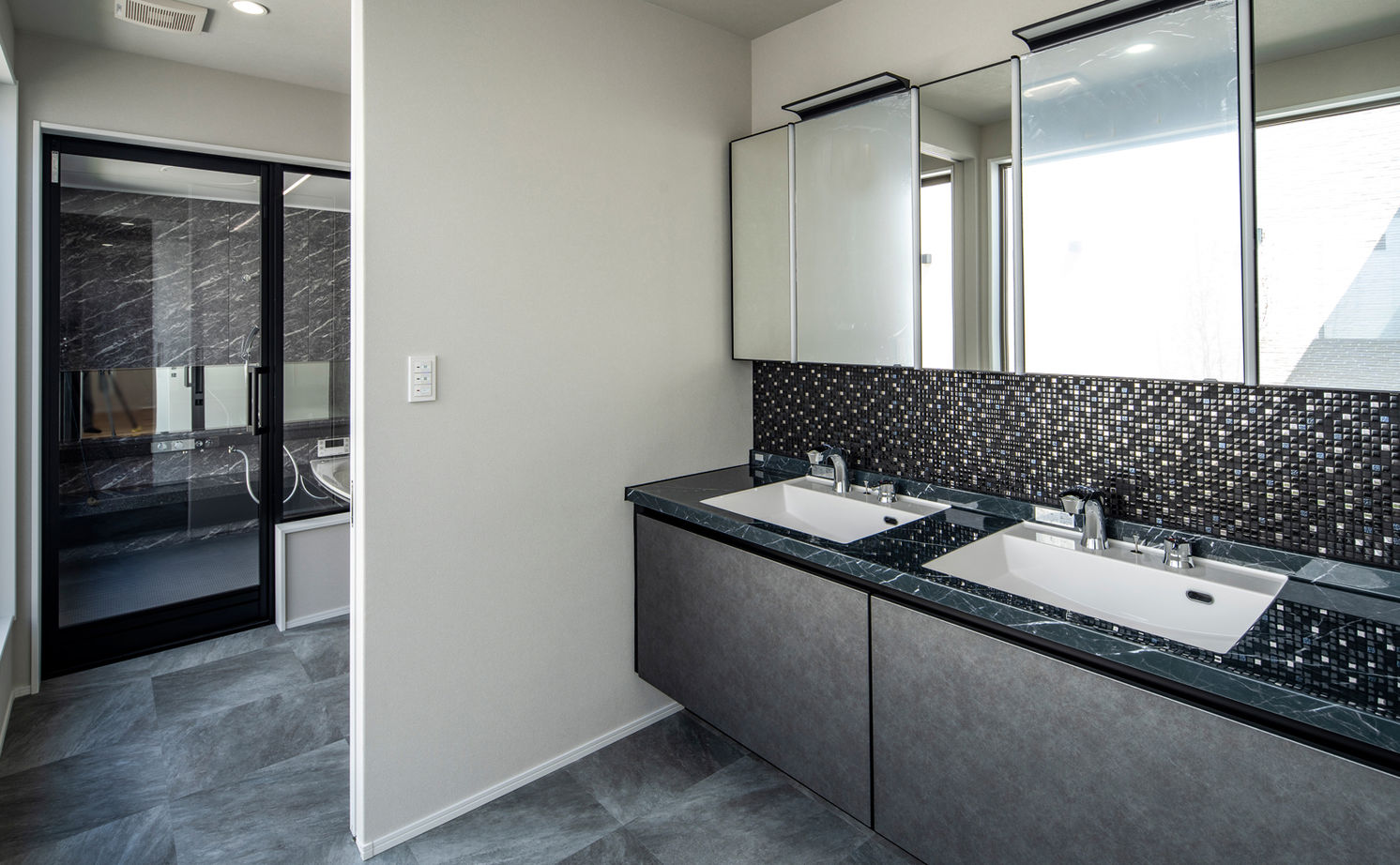 ロイヤルウッド 【100坪超×中庭×インナーガレージ】木造で4台分ガレージハウスと大開口を実現。一歩入ると圧倒的な開放感の建築実例画像8