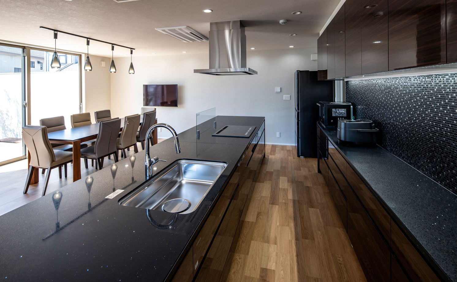 ロイヤルウッド 【100坪超×中庭×インナーガレージ】木造で4台分ガレージハウスと大開口を実現。一歩入ると圧倒的な開放感の建築実例画像15