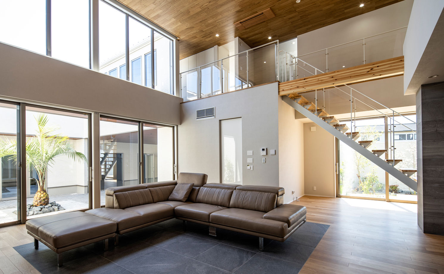 ロイヤルウッド 【100坪超×中庭×インナーガレージ】木造で4台分ガレージハウスと大開口を実現。一歩入ると圧倒的な開放感の建築実例画像17
