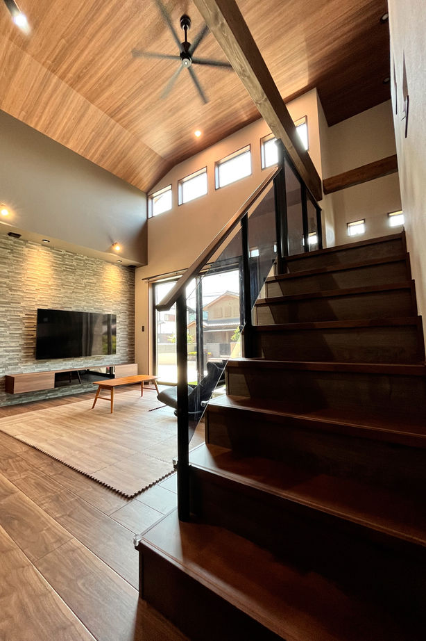 ロイヤルウッド 【40坪×平屋×ロフト｜間取り有】20年先の家族にも似合う、モダンな平屋。スキップフロアで収納力と遊び心の建築実例画像2