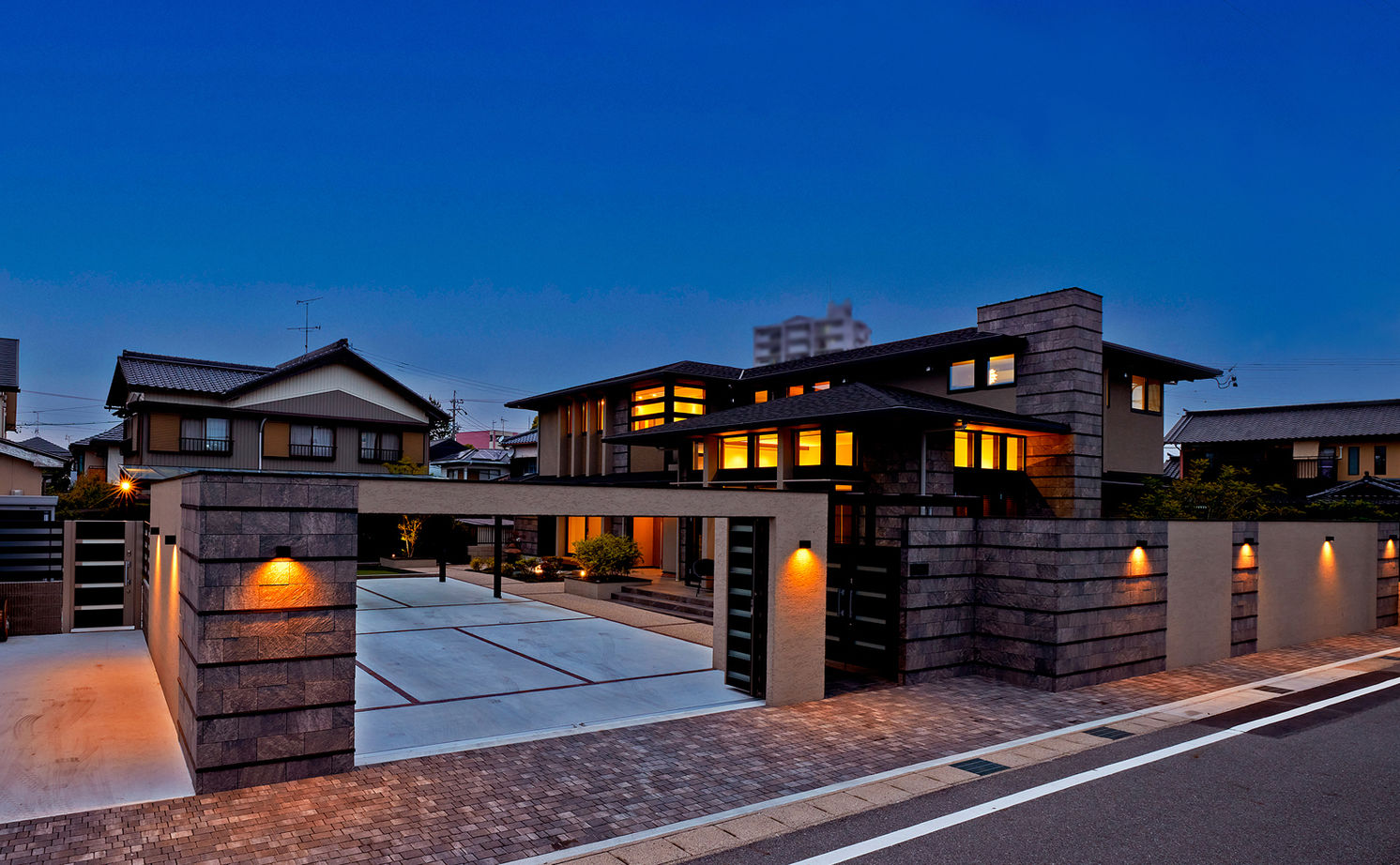 ロイヤルウッド 【95坪×二世帯住宅】凹凸のあるデザインと素材感が際立つ外観、室内の静寂。二世帯が心豊かに暮らせる邸宅の建築実例画像2