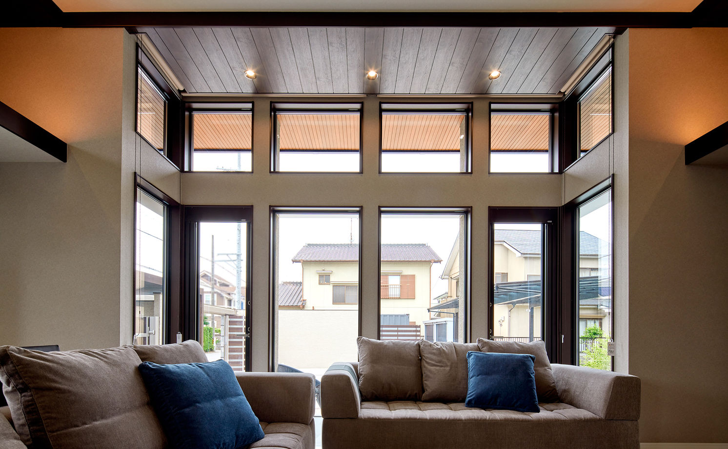 ロイヤルウッド 【95坪×二世帯住宅】凹凸のあるデザインと素材感が際立つ外観、室内の静寂。二世帯が心豊かに暮らせる邸宅の建築実例画像3