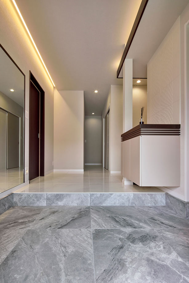 ロイヤルウッド 【95坪×二世帯住宅】凹凸のあるデザインと素材感が際立つ外観、室内の静寂。二世帯が心豊かに暮らせる邸宅の建築実例画像4